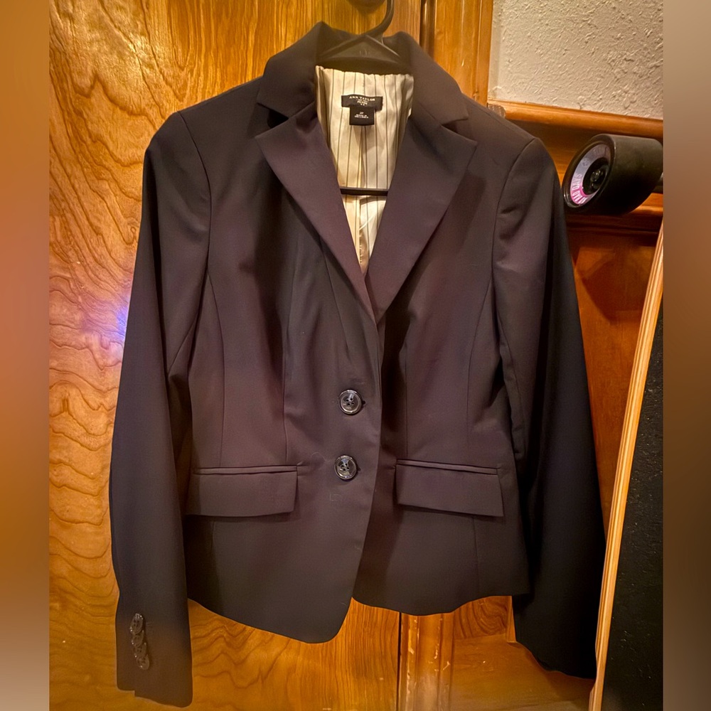 Black Ann Taylor blazer with two front pockets. 2p NWOT - Picture 4 of 11